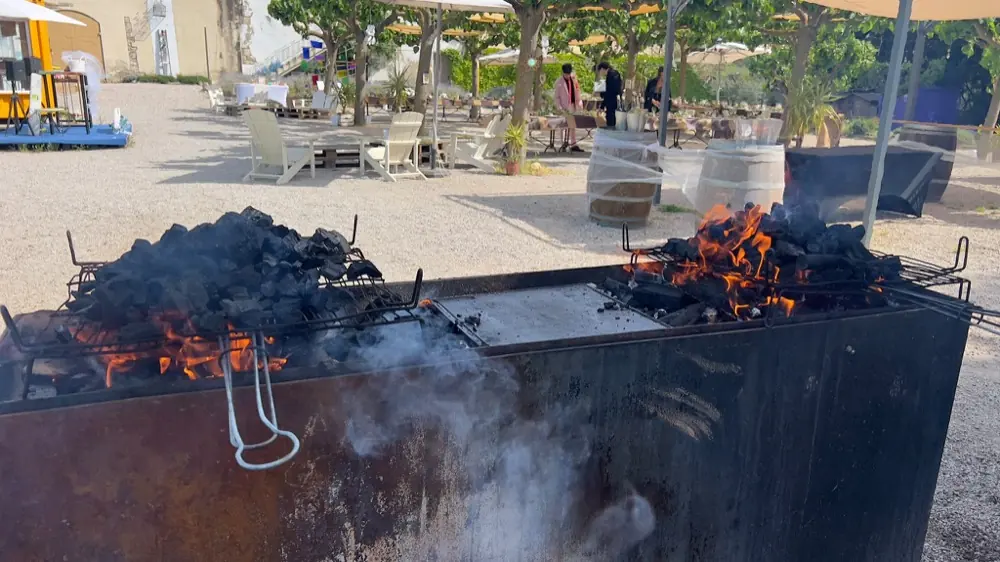 Brasa de llenya en un esdeveniment a l'aire lliure