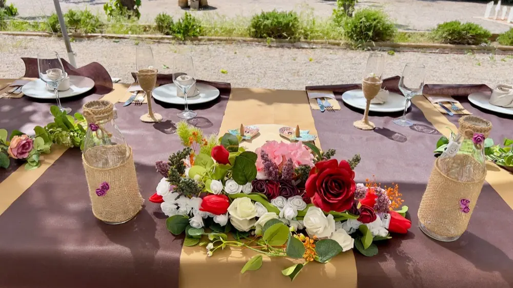 Taula parada amb flors per a una celebració